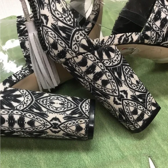 Nicole Miller Beautiful Black & White Heels - Picture 8 of 9